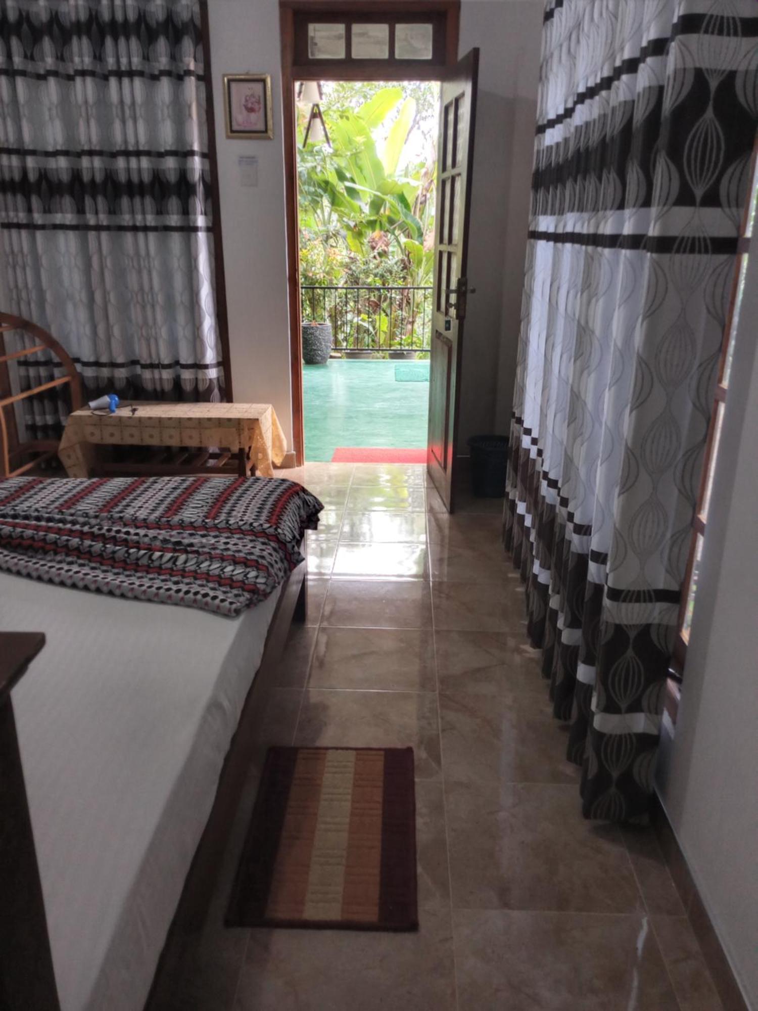 Mature Home Ела Стая снимка